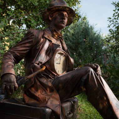 Peri masalı bronz saat tamircisinin stilize edilmiş sihirli karakteri.