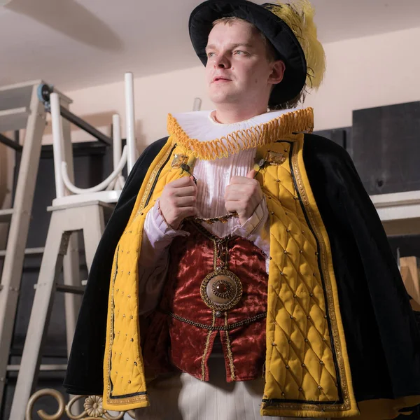 Actor dressed historical costume in interior of old theater. — Stock Photo, Image