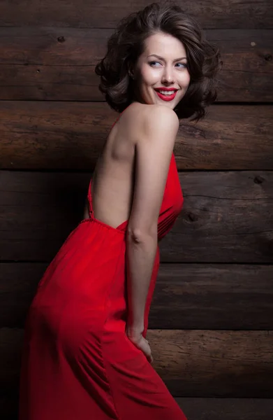 Retrato de hermosa joven sobre fondo de madera . — Foto de Stock