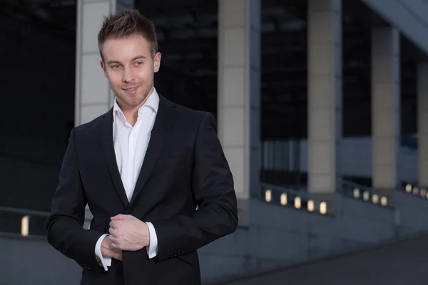 Jovem elegante bonito homem posando fora . — Fotografia de Stock