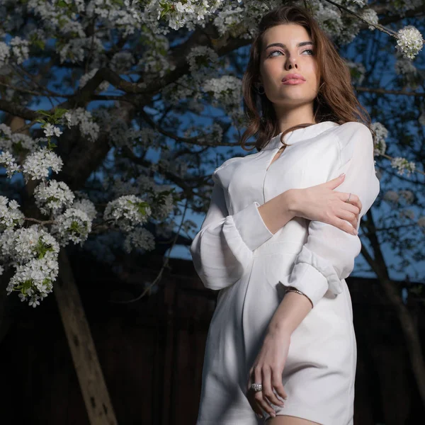 Retrato de menina bonita no jardim de verão . — Fotografia de Stock