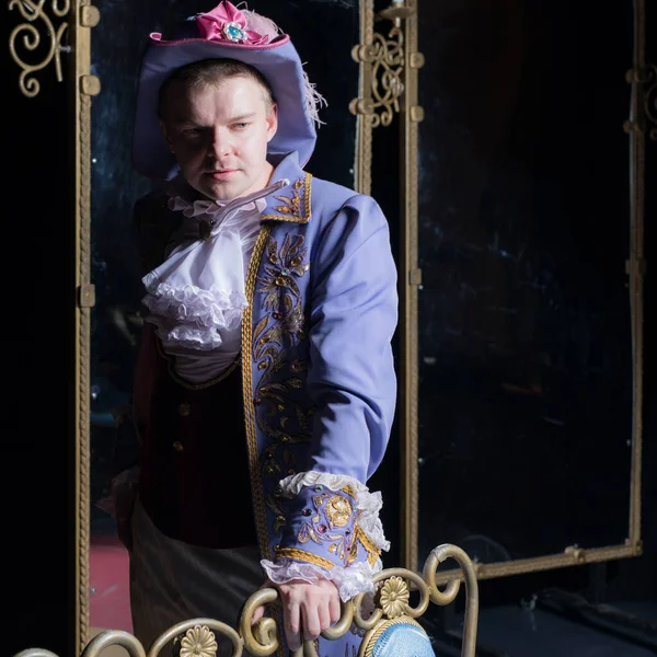 Actor dressed historical costume in interior of old theater. — Stock Photo, Image