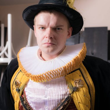 Aktör eski tiyatro Ardiles tarihi Kostüm giymiş.