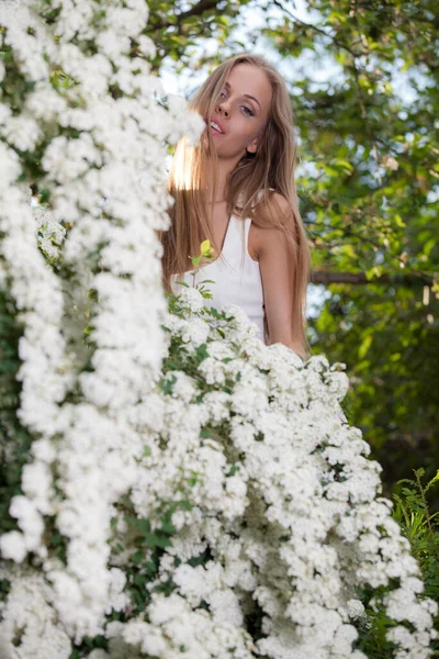 Portret van een mooi jong meisje in de zomertuin. — Stockfoto