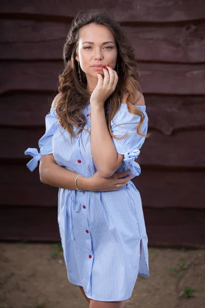 Retrato de hermosa joven sobre fondo de madera . —  Fotos de Stock