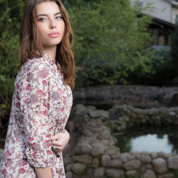 Portrait of beautiful young girl in summer garden. — Stock Photo, Image