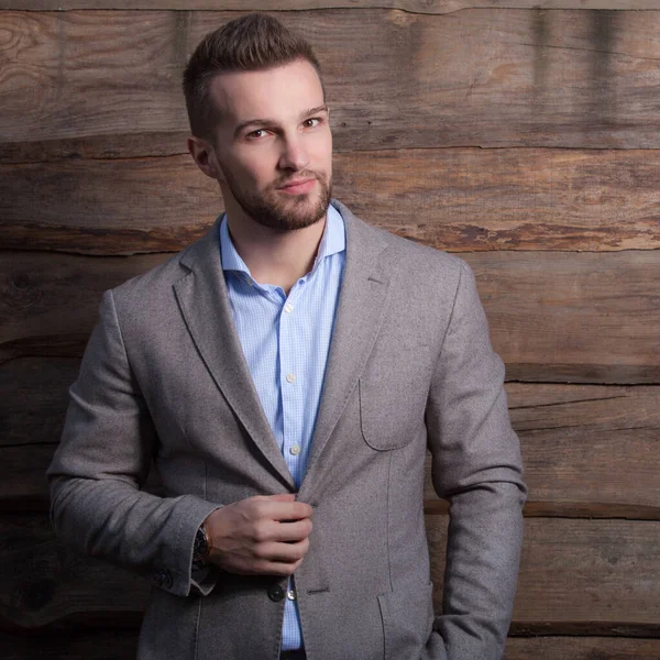 Retrato de joven guapo sobre fondo de madera . —  Fotos de Stock