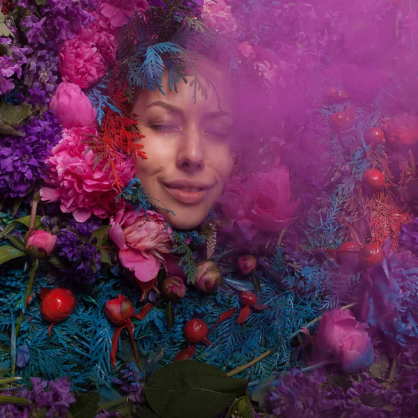 Ritratto femminile in stilizzazione fiabesca circondato da fiori naturali . — Foto Stock