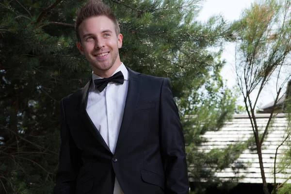 Joven elegante hombre guapo posando fuera . — Foto de Stock