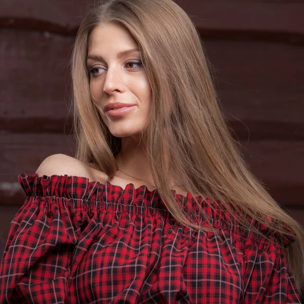 Retrato de hermosa joven sobre fondo de madera . — Foto de Stock