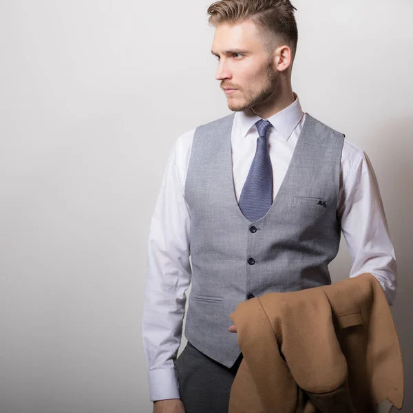 Bonito jovem elegante homem estúdio retrato . — Fotografia de Stock