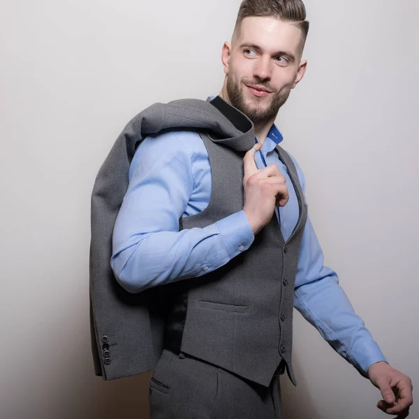 Schöner junger eleganter Mann Studioporträt. — Stockfoto