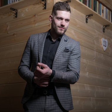 Evin içinde yakışıklı, zarif bir adam var..