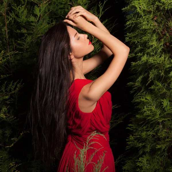 Portret van een mooi jong meisje in de zomertuin. — Stockfoto