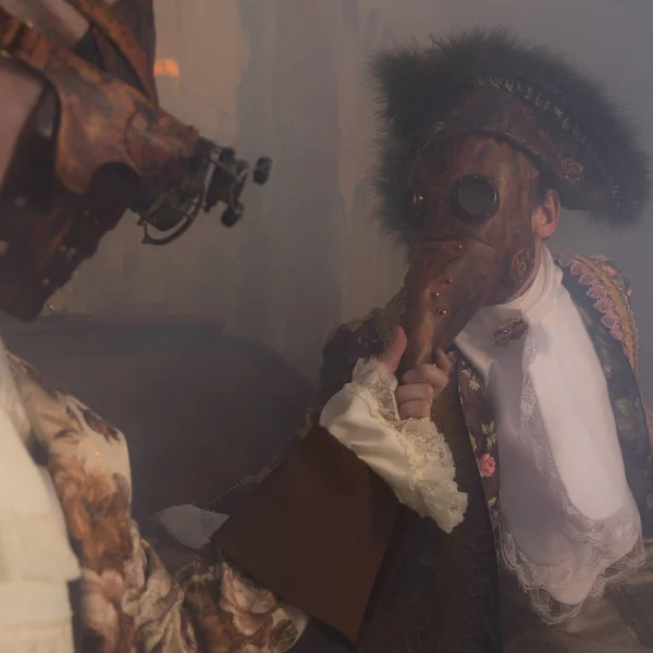 Aktorzy w Steam punk maski i kostiumy antyczne kryty. — Zdjęcie stockowe