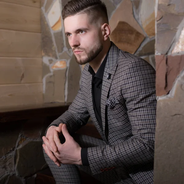 Beau jeune homme élégant dans la maison intérieur . — Photo