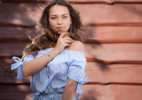 Portret van mooi jong meisje op houten achtergrond. — Stockfoto