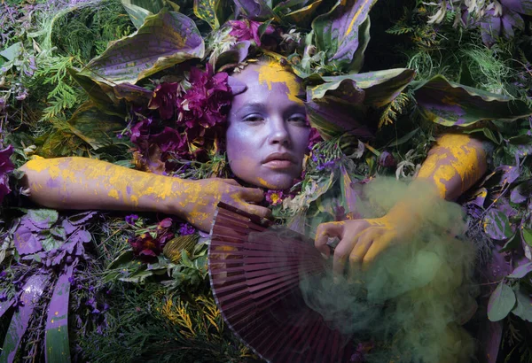 Doğal bitki ve çiçeklerle çevrili peri masalı tarzında bir kadın portresi.. — Stok fotoğraf