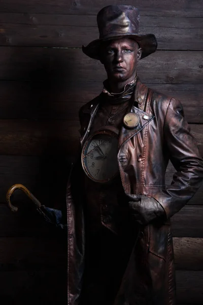 Personaje mágico estilizado de un reparador de reloj de bronce de cuento de hadas . —  Fotos de Stock