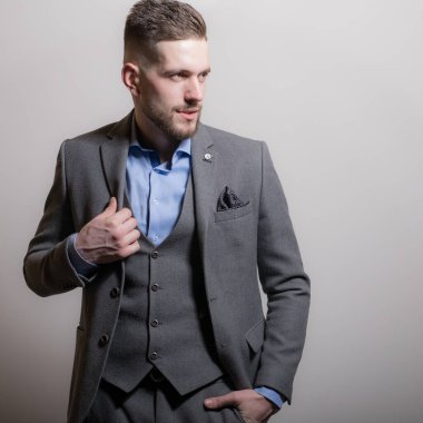 Yakışıklı, genç, zarif bir stüdyo resmi..