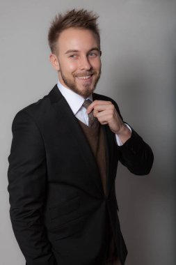 Yakışıklı, genç, zarif bir stüdyo resmi..