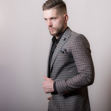 Yakışıklı, genç, zarif bir stüdyo resmi..