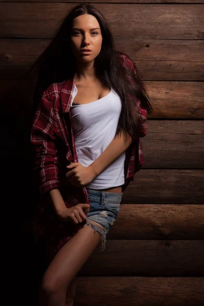 木製の背景に美しい若い女の子の肖像画. — ストック写真