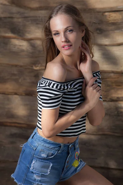 Retrato de hermosa joven sobre fondo de madera . —  Fotos de Stock