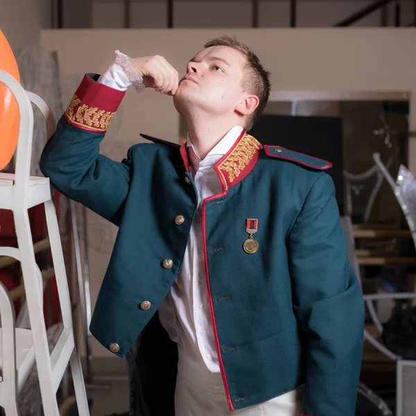 Attore vestito costume storico in interni del vecchio teatro . — Foto Stock