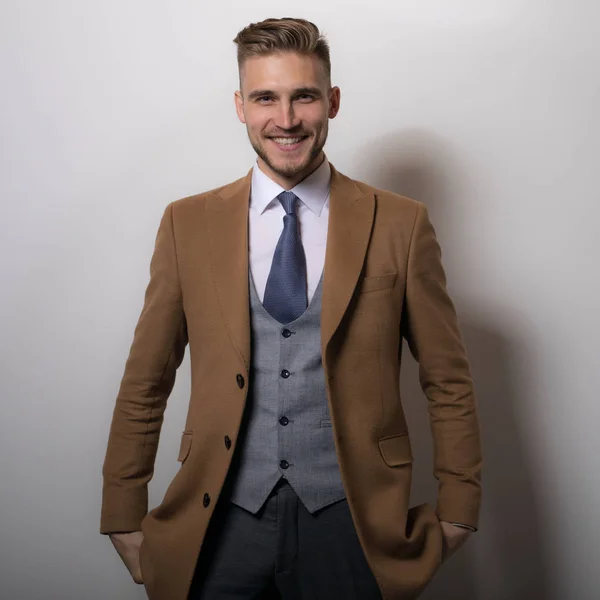 Schöner junger eleganter Mann Studioporträt. — Stockfoto