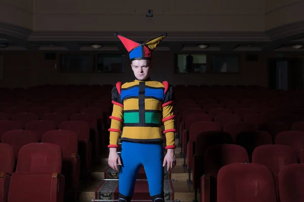 Acteur habillé costume de bouffons à l'intérieur du vieux théâtre . — Photo