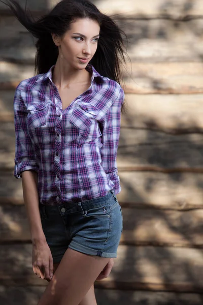 Retrato de hermosa joven sobre fondo de madera . — Foto de Stock