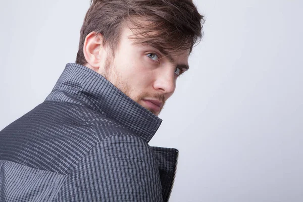 Bonito jovem elegante homem estúdio retrato . — Fotografia de Stock