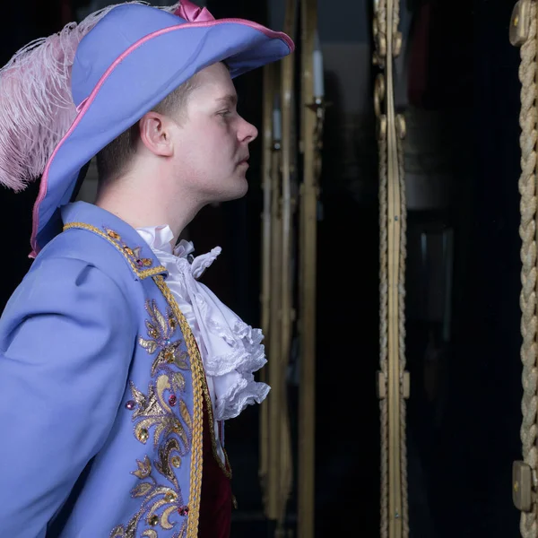 Acteur habillé costume historique à l'intérieur du vieux théâtre . — Photo