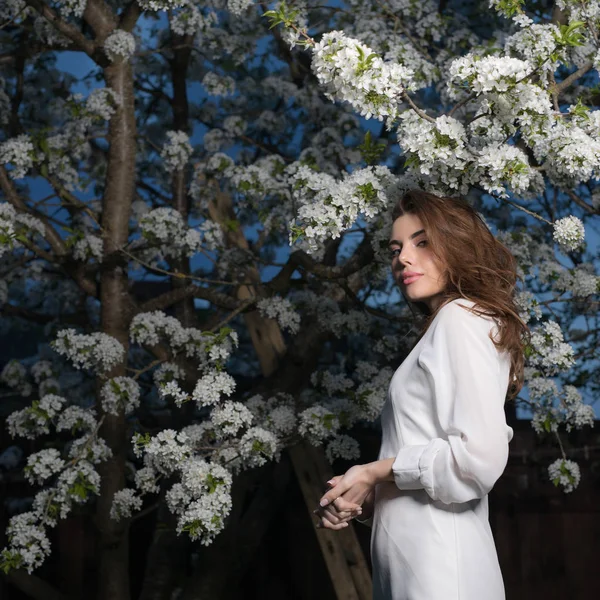 Retrato de menina bonita no jardim de verão . — Fotografia de Stock