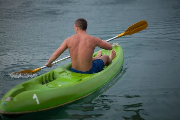 Giovane uomo sportivo è kayak nel lago . — Foto Stock