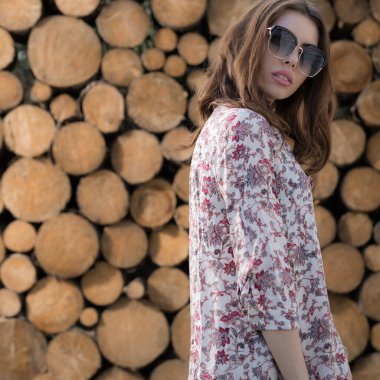 Ahşap arka planda güzel bir genç kızın portresi.