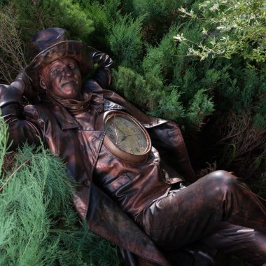 Peri masalı bronz saat tamircisinin stilize edilmiş sihirli karakteri.