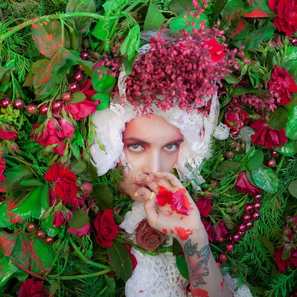 Portrait féminin dans la stylisation de conte de fées entouré de fleurs naturelles . — Photo