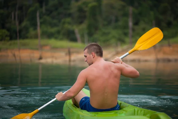 Joven deportista es kayak en el lago . — Foto de Stock