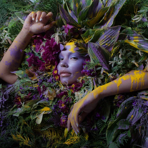 Kvinnligt porträtt i sagostil omgiven av naturliga växter och blommor. — Stockfoto