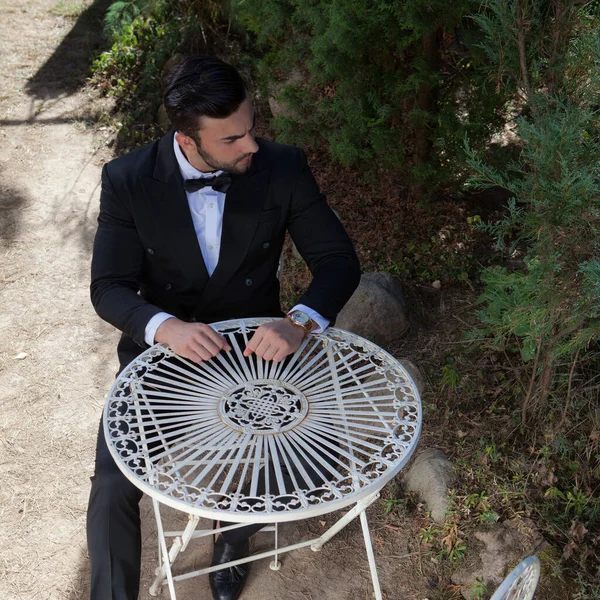 Young elegant handsome man posing outside. — Stock Photo, Image