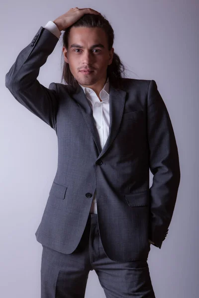 Bello giovane elegante uomo studio ritratto . — Foto Stock