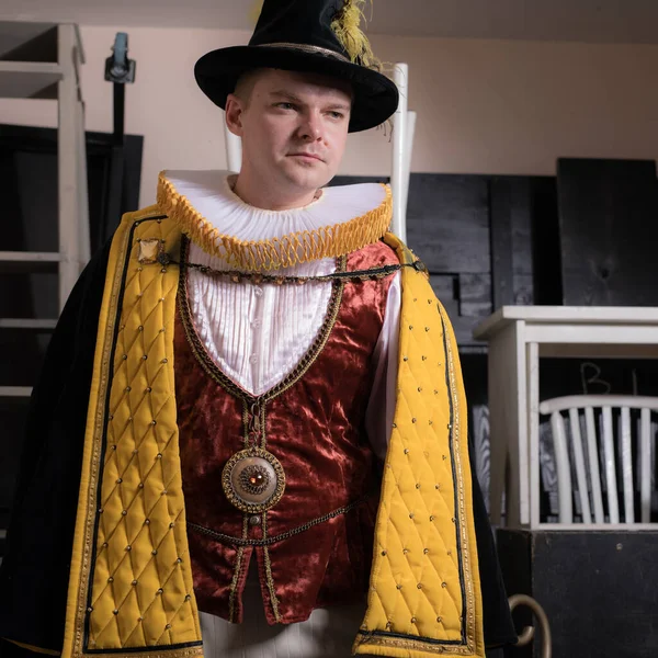 Актор одягнений в історичний костюм в інтер'єрі старого театру . — стокове фото