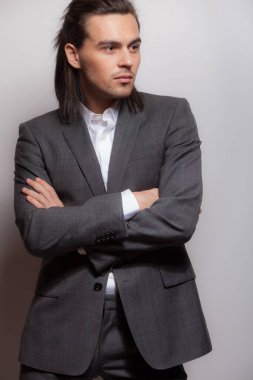 Yakışıklı, genç, zarif bir stüdyo resmi..