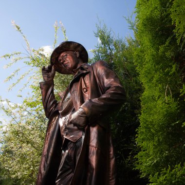 Peri masalı bronz saat tamircisinin stilize edilmiş sihirli karakteri.