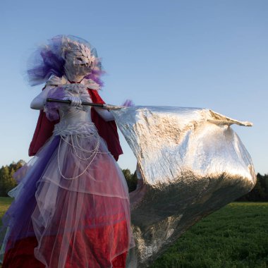 Peri masalı kadın, parlak fantezi tarzıyla ayakta duruyor..