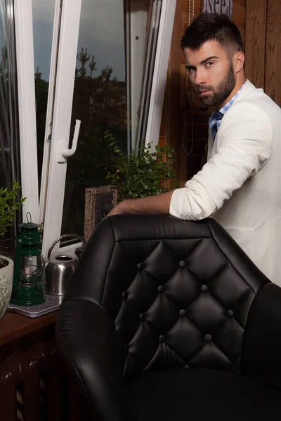 Guapo joven elegante hombre en el interior de la casa . — Foto de Stock