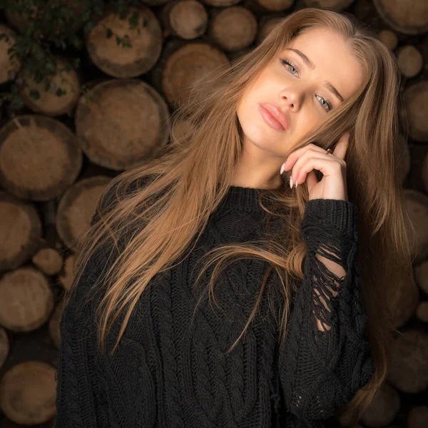 Портрет красивой молодой девушки на деревянном фоне . — стоковое фото