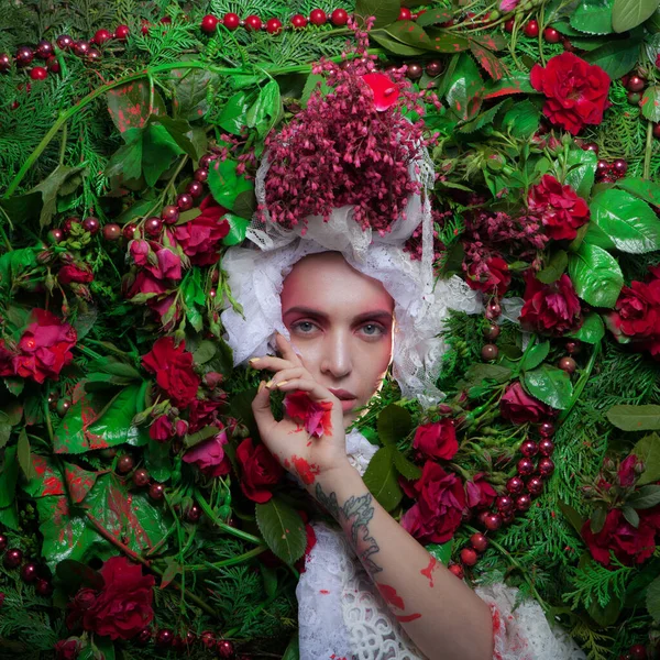 Portret feminin în stil de basm înconjurat de flori naturale . — Fotografie, imagine de stoc